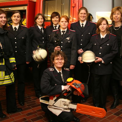 Bild vergrößern: Gruppenfoto Feuerwehrfrauen