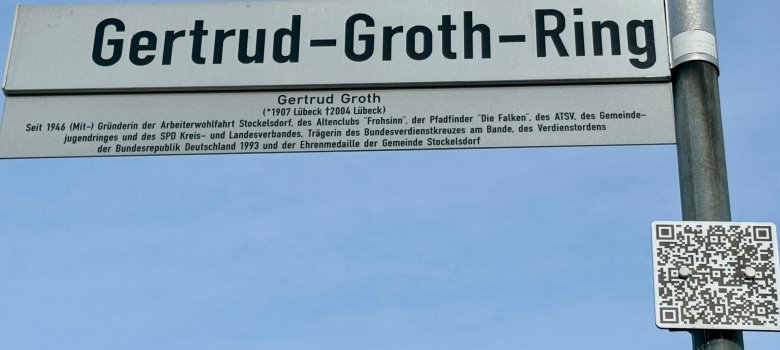 Unter den Straßenschildern hängen jetzt Kurzerläuterungen zu den fünf Frauen. Über den QR-Code kommt man auf die Webseite der Gemeinde zu den ausführlichen Informationen. Unter den Straßenschildern hängen jetzt Kurzerläuterungen zu den fünf Frauen. Über den QR-Code kommt man auf die Webseite der Gemeinde zu den ausführlichen Informationen.