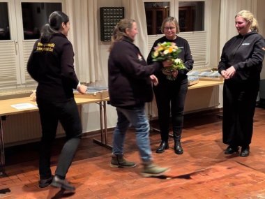 Die beiden neuen Rettungshundeausbilderinnen: Anja Patzke und Lotta Theine werden begrüßt (© BRH-Staffel SH Ost)