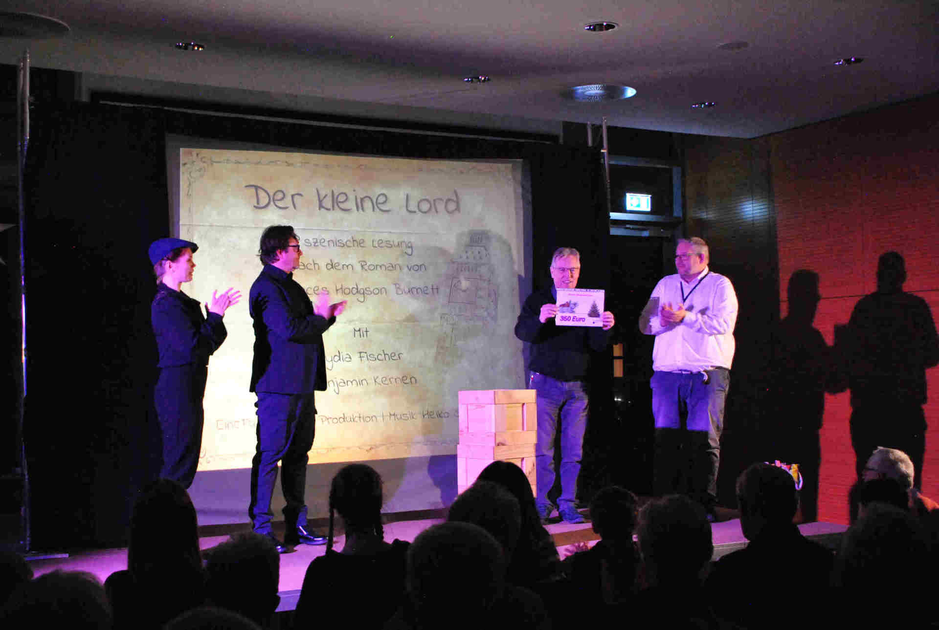 Lydia Fischer und Benjamin Kernen (links) bei der Spendenübergabe von Karl-Ludwig Tretau (mitte) an den 2. Stellvertretenden. Vorsitzenden des Vereins Tierschutz Lübeck & Umgebung e. V. Kay Bröder 

