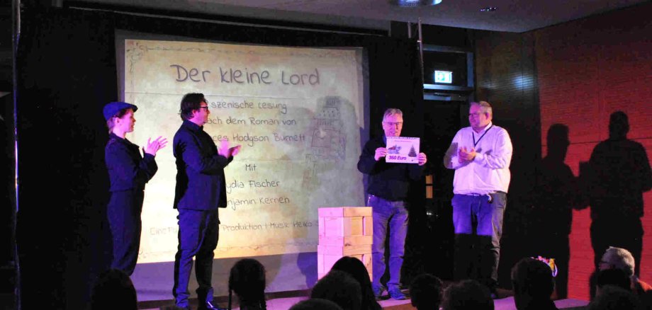 Lydia Fischer und Benjamin Kernen (links) bei der Spendenübergabe von Karl-Ludwig Tretau (mitte) an den 2. Stellvertretenden. Vorsitzenden des Vereins Tierschutz Lübeck & Umgebung e. V. Kay Bröder 

