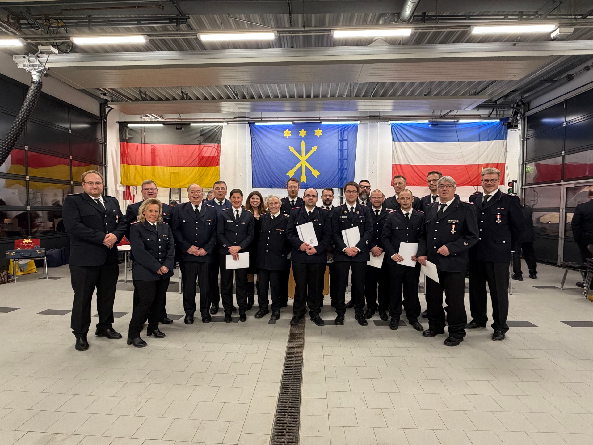 Die geehrten und beförderten Kameradinnen und Kameraden der Freiwilligen Feuerwehren: 
v. l. n. r.: die stellvertretende Gemeindewehrführung Dr. Markus Dahlke und Andrea Kaacksteen, Gemeindewehrführer Lars Schöppich, Wilfried Evers, Bürgervorsteher Manfred Beckmann, Jana Sievers, Bürgermeisterin Julia Samtleben, Otto Schöning, Eike Jörn Franck, Toni Boddin, Finn Nissen, Max Erdmann, Ulric Liepholz, Johannes Hagel, Soeren Franck, Benjamin Jaacks, Michael Ahrns, Andreas Dähring, Christian Hapel (nicht im Bild: Günter Volgmann)
