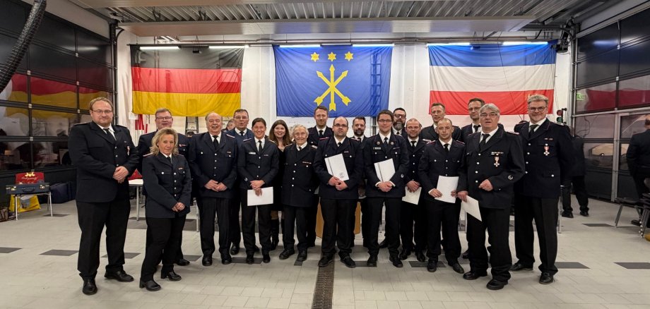 Die geehrten und beförderten Kameradinnen und Kameraden der Freiwilligen Feuerwehren: 
v. l. n. r.: die stellvertretende Gemeindewehrführung Dr. Markus Dahlke und Andrea Kaacksteen, Gemeindewehrführer Lars Schöppich, Wilfried Evers, Bürgervorsteher Manfred Beckmann, Jana Sievers, Bürgermeisterin Julia Samtleben, Otto Schöning, Eike Jörn Franck, Toni Boddin, Finn Nissen, Max Erdmann, Ulric Liepholz, Johannes Hagel, Soeren Franck, Benjamin Jaacks, Michael Ahrns, Andreas Dähring, Christian Hapel (nicht im Bild: Günter Volgmann)
