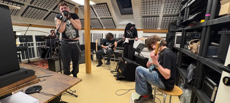 Jeden Donnerstag von 16 bis 18 Uhr bringen die fünf Musiker den Probenraum zum Beben (©Gemeinde Stockelsdorf) Jeden Donnerstag von 16 bis 18 Uhr bringen die fünf Musiker den Probenraum zum Beben (©Gemeinde Stockelsdorf)