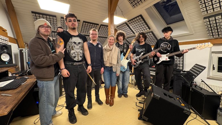 Gemanagt und gecoacht wird die Band von Liam-Jay Christiansen (ganz links im Bild) und Gemeindejugendkoordinatorin Jenni Sjöholm (Mitte) ist bereits ein ganz großer Fan der Jungs (©Gemeinde Stockelsdorf) Gemanagt und gecoacht wird die Band von Liam-Jay Christiansen (ganz links im Bild) und Gemeindejugendkoordinatorin Jenni Sjöholm (Mitte) ist bereits ein ganz großer Fan der Jungs (©Gemeinde Stockelsdorf)