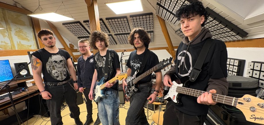 Die Black-Metal-Band „Black Gallow“: v. l. n. r.: Oscar (Sänger), Jannis (Schlagzeug), Leon (Gitarrist), Emilio (Gitarrist) und Jaro (Bassist) kreiert im Probenraum des Jugendzentrums intensive Black-Metal-Songs mit ganz eigener Handschrift (©Gemeinde Stockelsdorf) Die Black-Metal-Band „Black Gallow“: v. l. n. r.: Oscar (Sänger), Jannis (Schlagzeug), Leon (Gitarrist), Emilio (Gitarrist) und Jaro (Bassist) kreiert im Probenraum des Jugendzentrums intensive Black-Metal-Songs mit ganz eigener Handschrift (©Gemeinde Stockelsdorf)